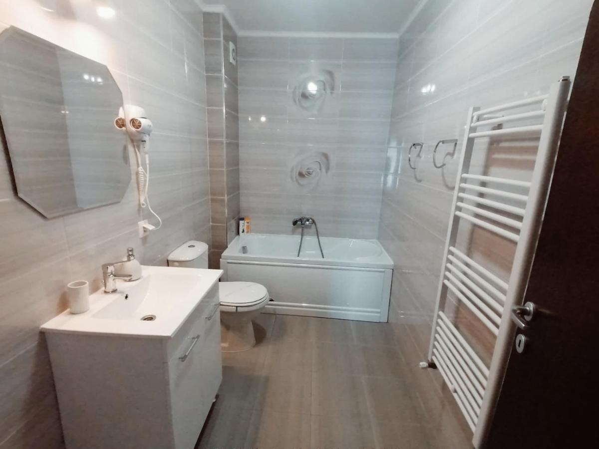 Ama Apartament Cu Terasa 50 Mp & Parcare Braşov Exterior foto